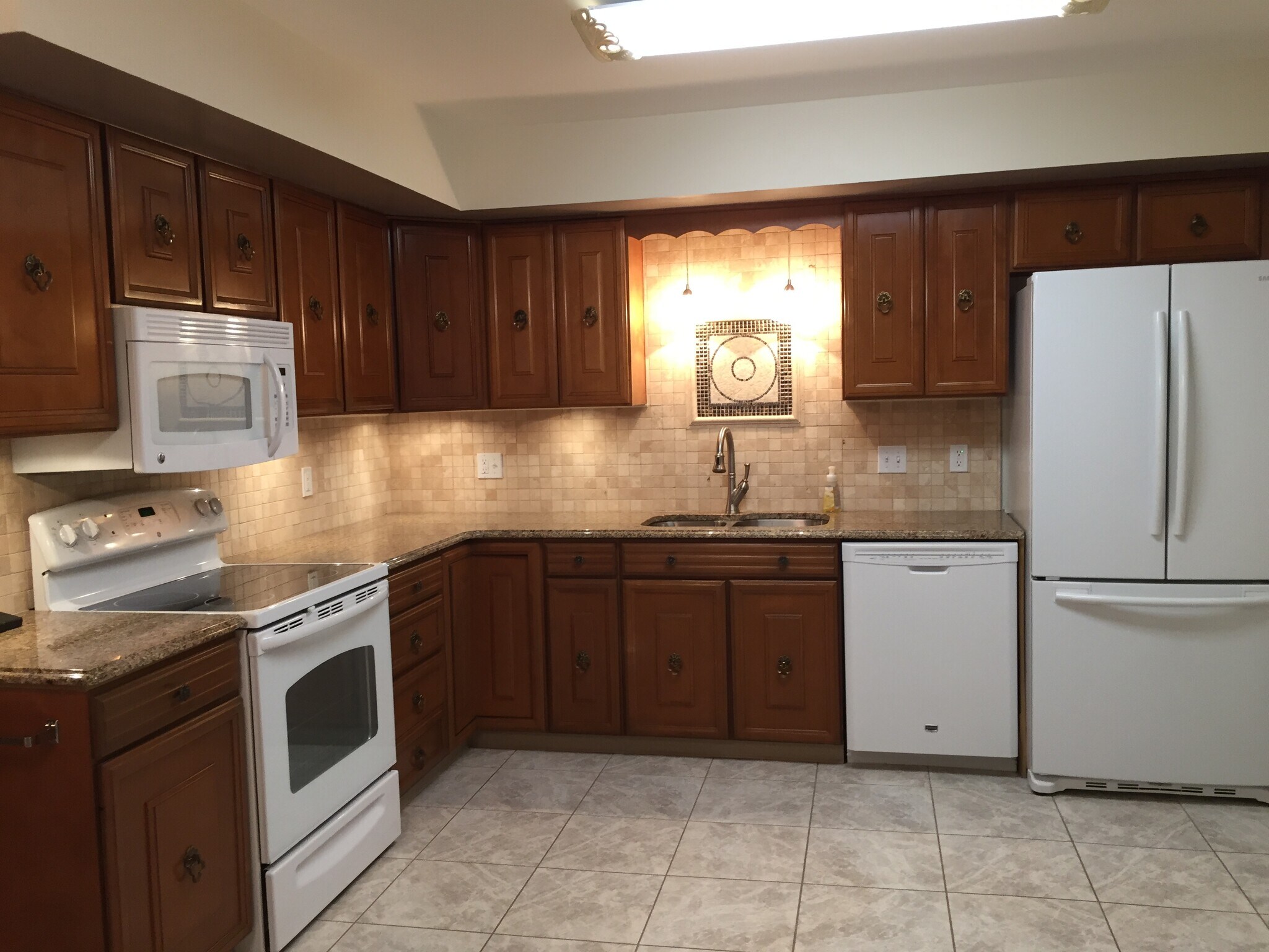 Large kitchen with all appliances - 104 Winston Pl