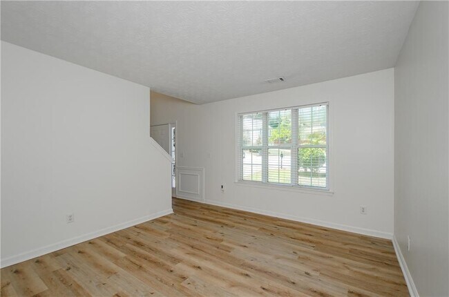 Building Photo - 3390 Northcliff Dr