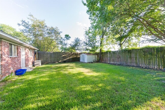 Building Photo - 5812 Community Dr