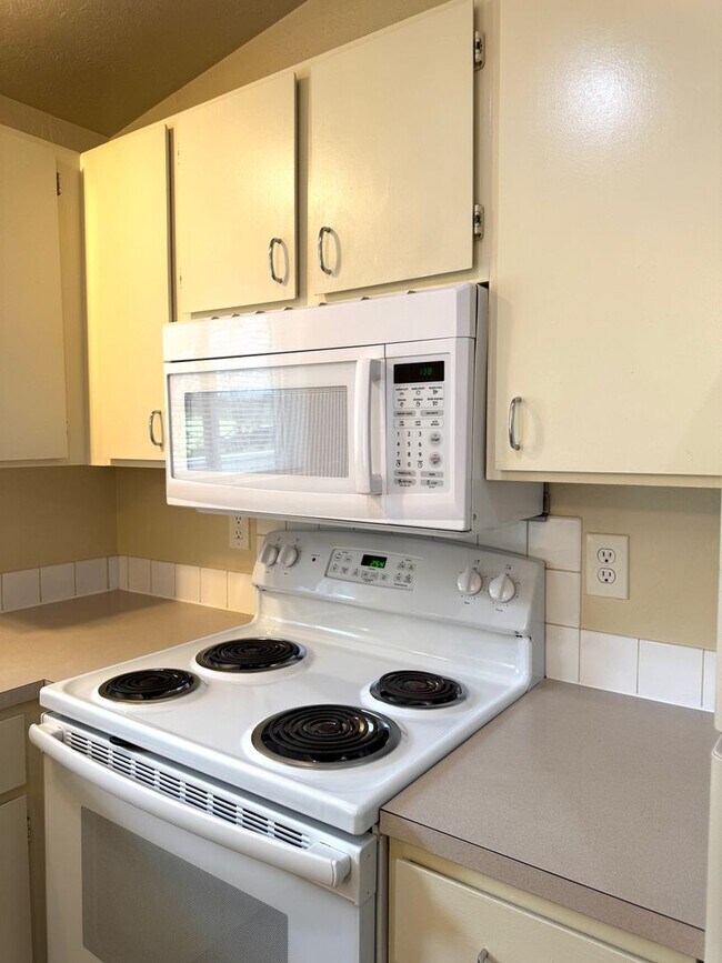 Building Photo - Silverdale - Chico Way neighborhood 3 bedroom duplex now available