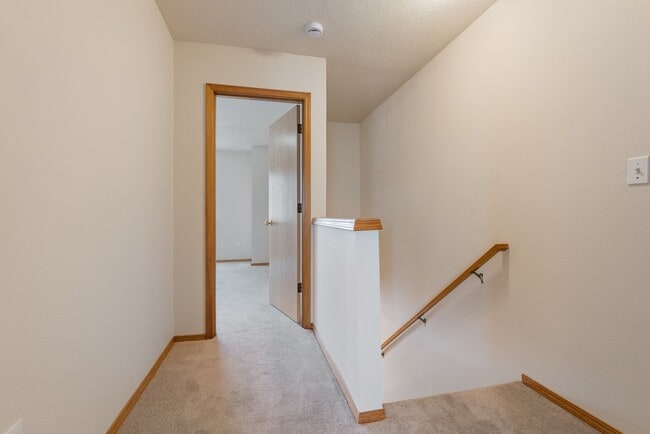 Building Photo - Spacious 2-Bedroom Duplex in SE Portland