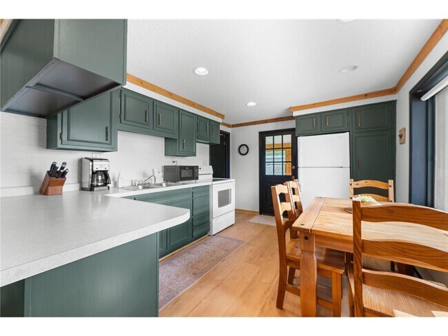 Building Photo - 2180 Island Dr