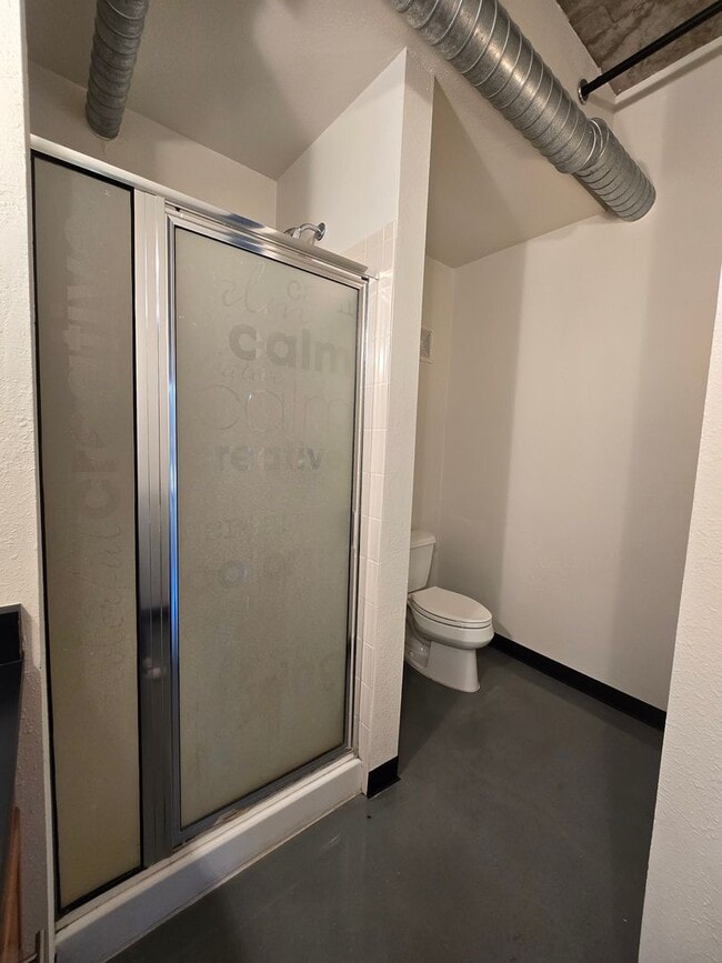 Building Photo - Beautiful 2BR , 2BA 2nd floor loft in East...