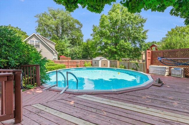 Building Photo - 145 Maple St