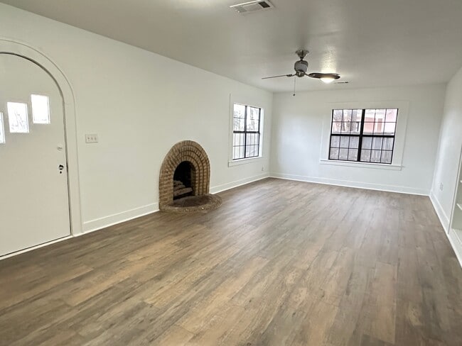 Building Photo - 1900 College Ave