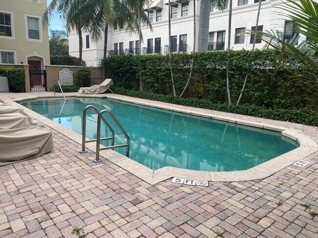 Building Photo - 580 S Sapodilla Ave