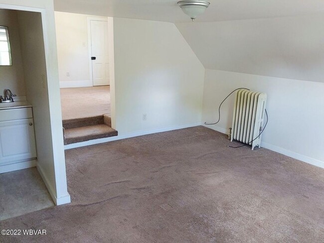 Building Photo - Spacious home