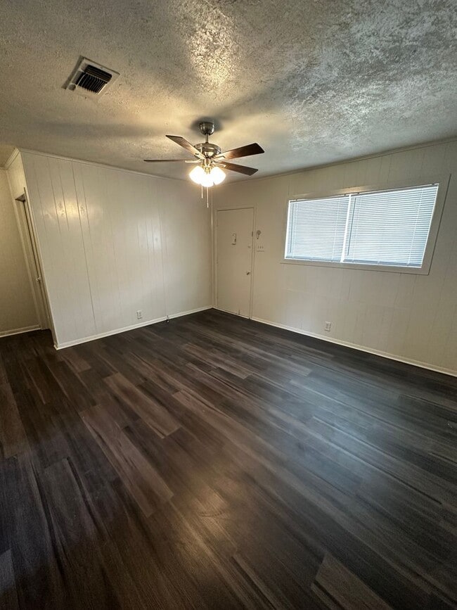 Building Photo - 402 Newton St