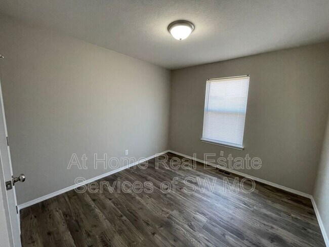 Building Photo - 223 W Canterbury Ln