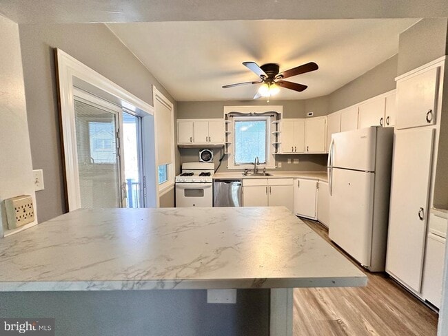 Building Photo - 219 Longshore Ave