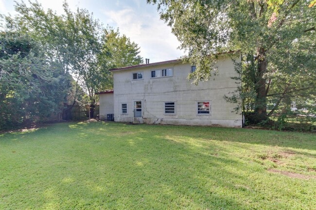 Building Photo - Welcome To Vintage Split-Level Living!