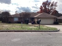 Building Photo - 2841 Southridge Dr
