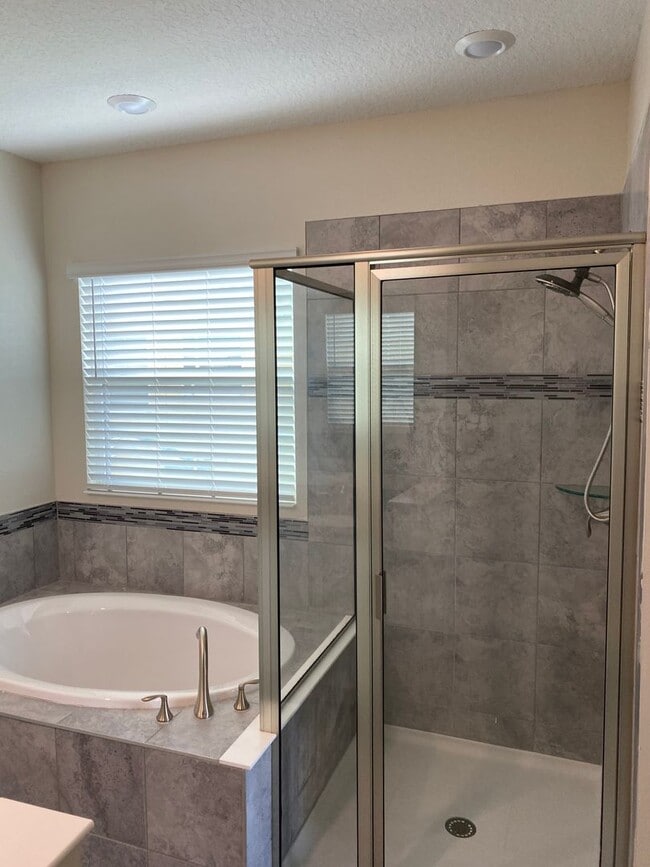Building Photo - GATED 3 BR/2.5 TOWNHOUSE