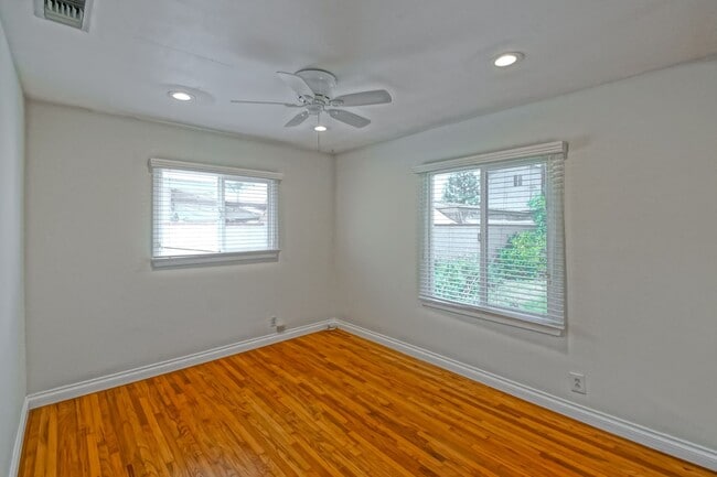 Building Photo - CHARMING, BRIGHT & AIRY HOME ON LARGE CORN...