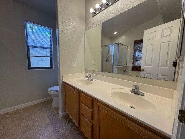 Building Photo - BEAUTIFUL 3 BEDROOM 2 BATHROOM HOME IN GOO...