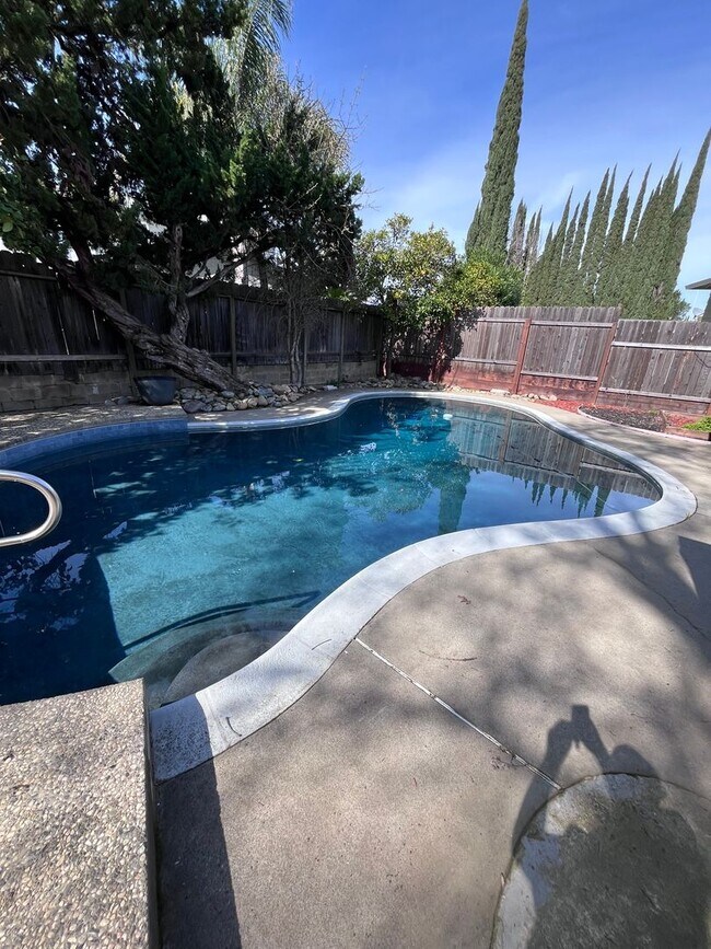 Building Photo - NICE HOME IN FAIR OAKS WITH POOL!!