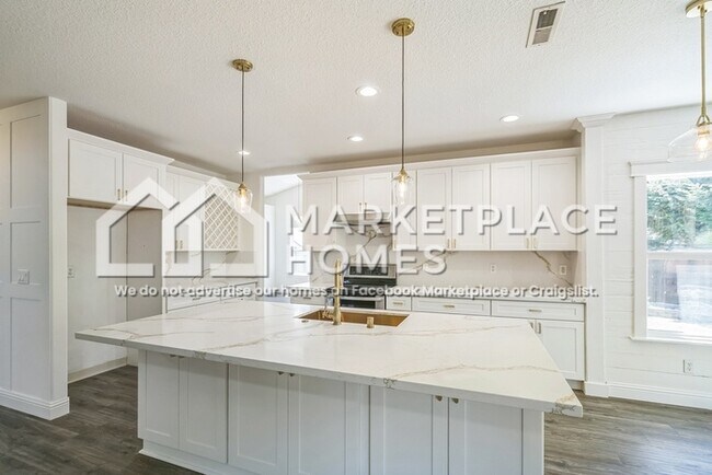 Building Photo - 304 NW 25th Pl