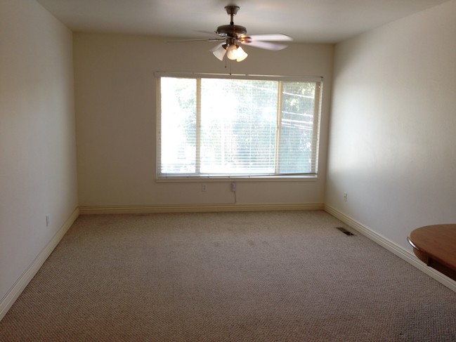 Large Living Room - 361 N 300 W