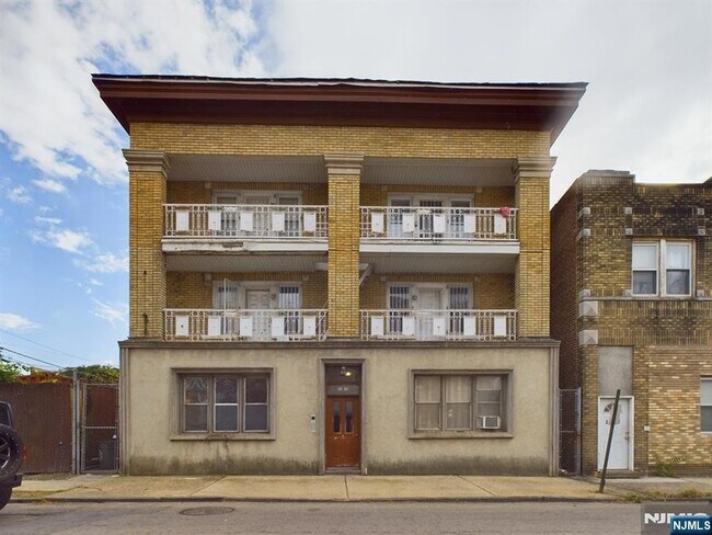 Building Photo - 413-15 Dodd St