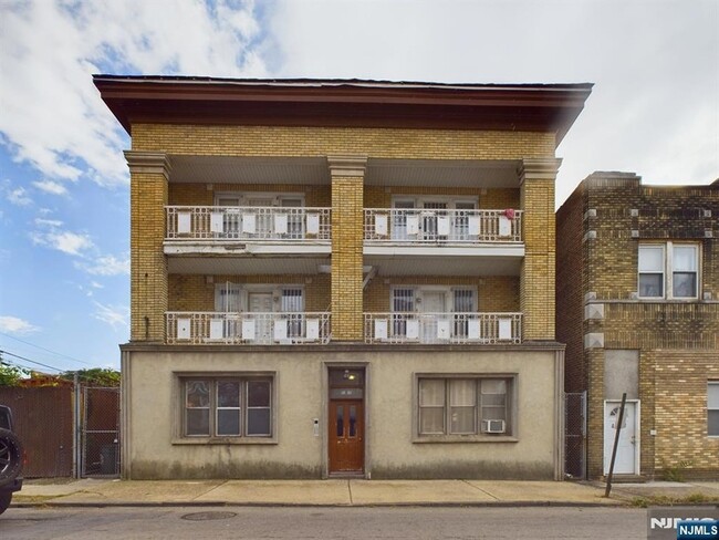 Primary Photo - 415 Dodd St