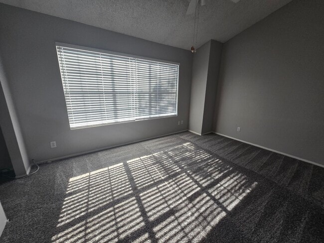Building Photo - 2 Bedroom/2.5 Bathroom Townhome in Chandler