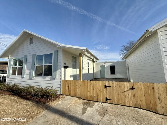 Building Photo - 801 Cleveland St