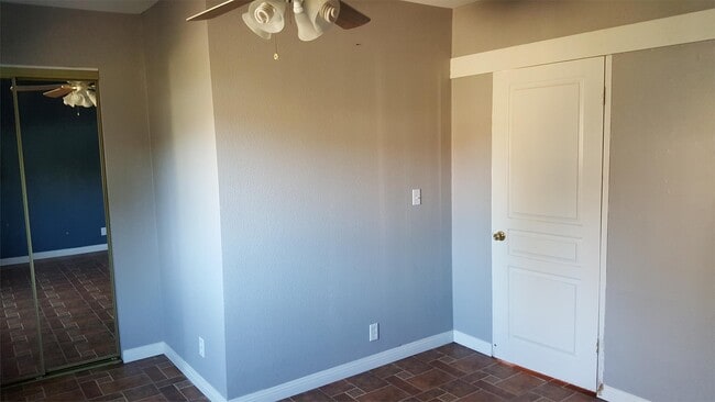 Building Photo - 56565 Sunnyslope Dr