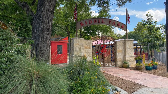 Building Photo - CONTEMPORARY MAHNCKE PARK TOWNHOME