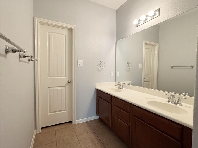 Building Photo - 1050 Forest Haven Ct