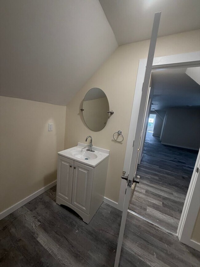 Building Photo - 5 Bedroom 2 full bath spacious home