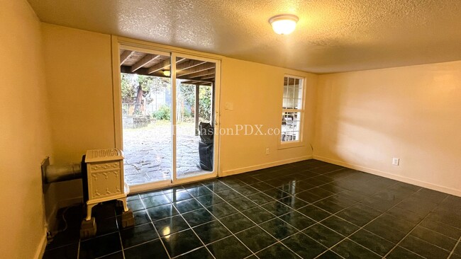 Building Photo - Charming Duplex on SE Milwaukie Ave