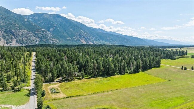 Building Photo - Stunning Columbia Falls Home w/horse pasture