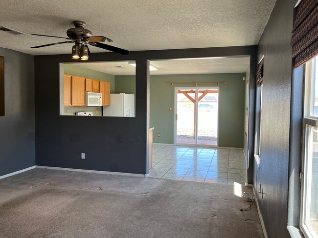 Building Photo - Cozy 3 Bedroom 2 Bathroom Home In The NW!