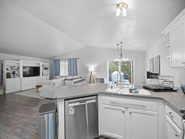 Building Photo - Bright & Comfortable 3 Bedroom Home (Furnished)