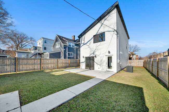 Building Photo - 5901 W Erie St