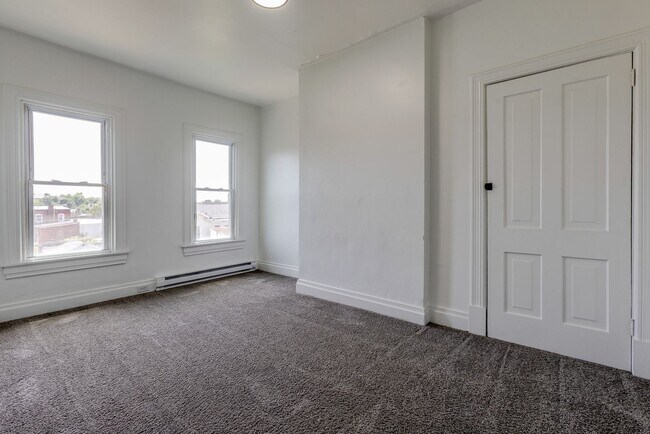 Building Photo - AVAILABLE NOW - Beautifully RENOVATED 3 Bedroom Home w/ TONS of Natural Light!