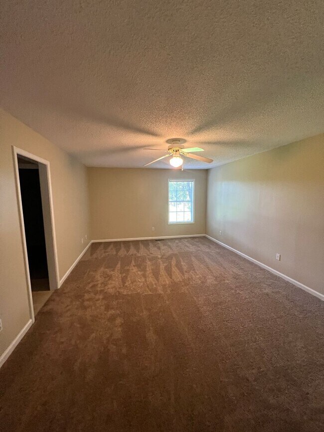 Building Photo - 176 Woodmere Dr