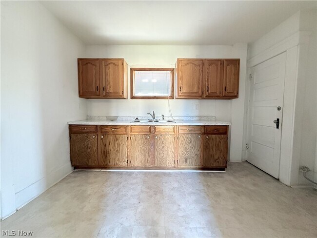 Building Photo - 1433 Kenmore Blvd