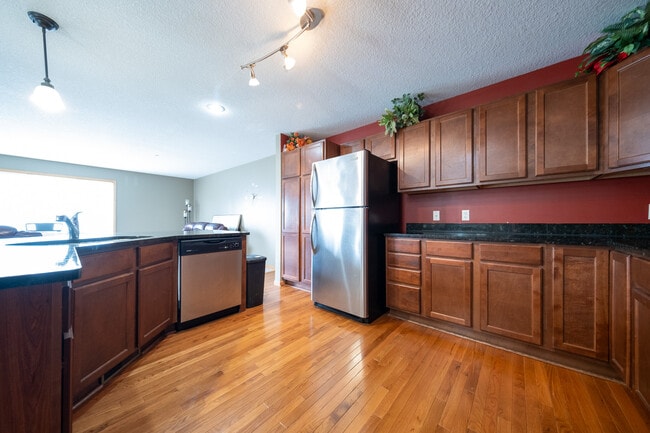 Building Photo - 6988 S Park Dr