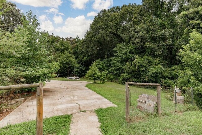 Building Photo - 2603 Hog Mountain Rd