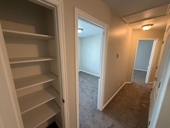 Building Photo - 977 Chelsea Ln