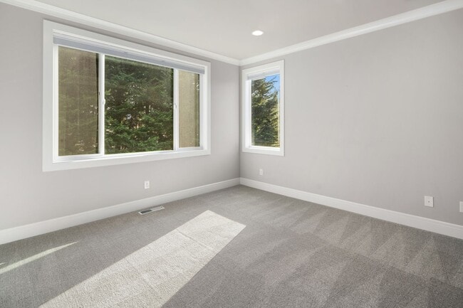 Building Photo - Luxury Haven