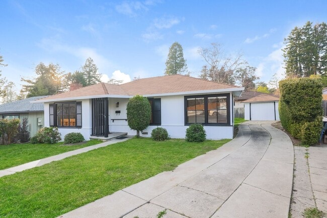 Building Photo - 3 Bedroom Home In Kensington!