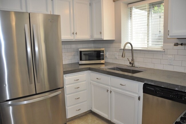 Building Photo - Beautiful 2 bedroom on the east side!