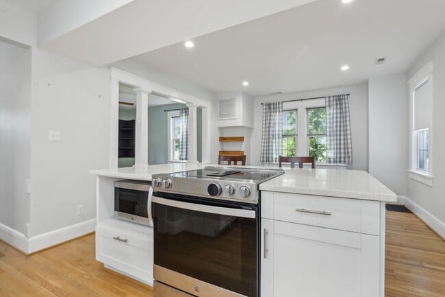 Building Photo - 1734 Hancock Ave