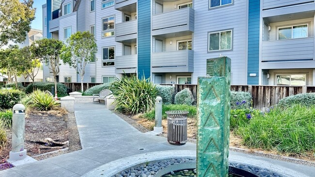 Building Photo - Sweet 1/1 condo with tons of amenities and a great location in Emeryville!