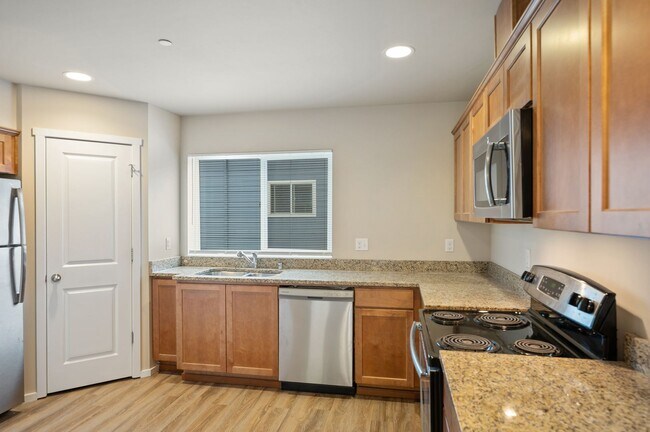 Building Photo - Pinnacle Townhomes