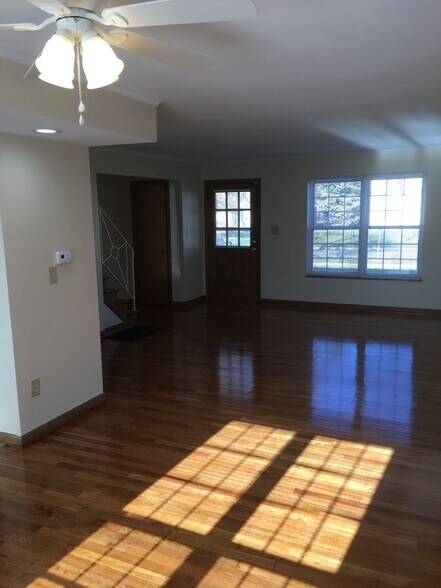 Building Photo - 2111 Ridgeview Rd