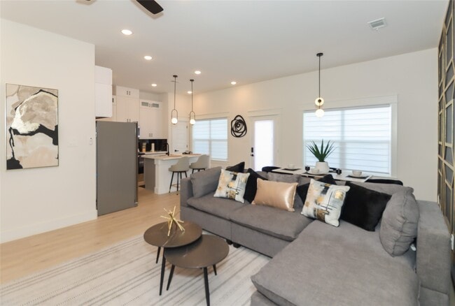 Building Photo - 4902 Higgins St