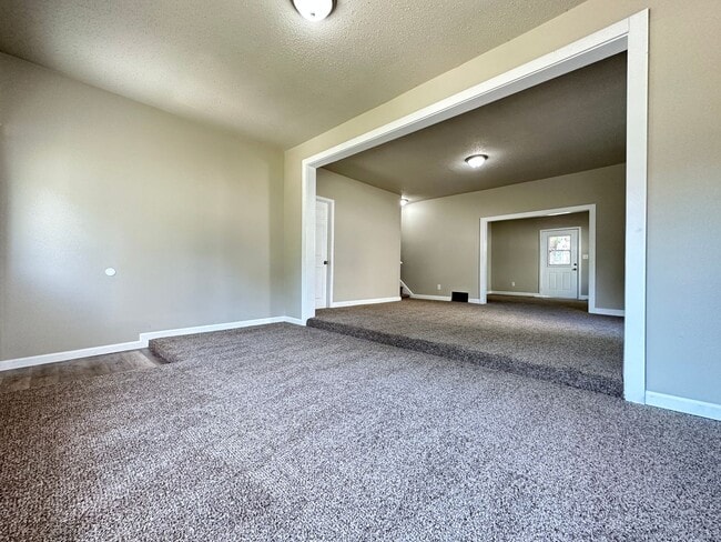 Building Photo - Updated 3 Bedroom 1,800 SQFT Home for Rent